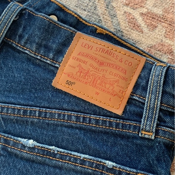 Levi’s Raw Hem/Distressed Women’s Jean Shorts - Picture 6 of 8